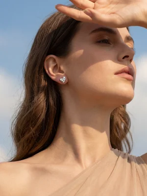 Macro detail crop Prongs & pavé sharp — diamond jewellery AI photography